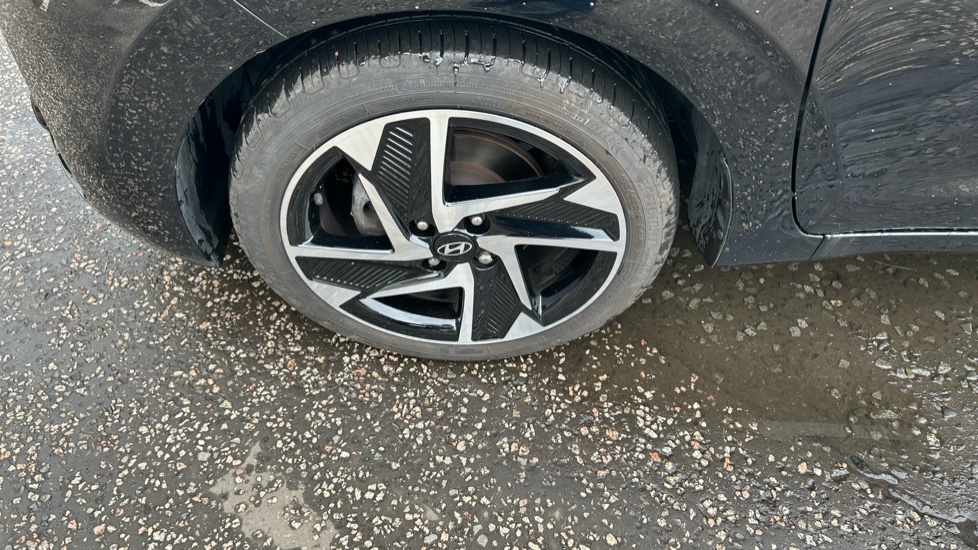 Hyundai i10 1.2 MPi Premium 5dr Petrol Hatchback - Image 37