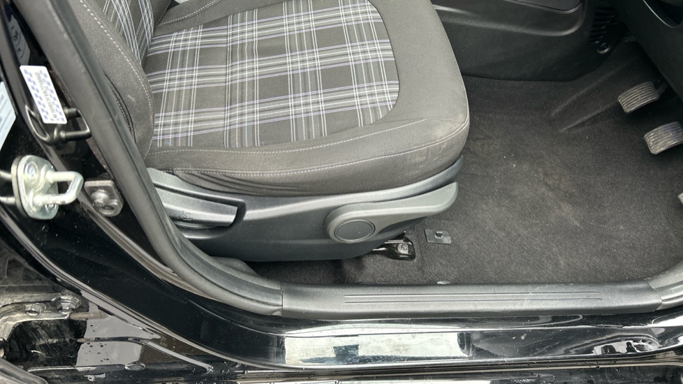 Hyundai i10 1.2 MPi Premium 5dr Petrol Hatchback - Image 41