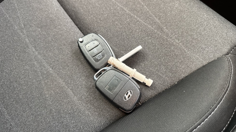 Hyundai TUCSON 1.6 GDi SE Nav 5dr 2WD Petrol Estate - Image 19