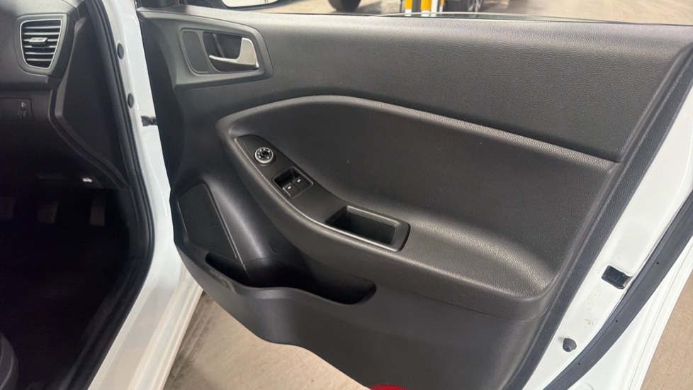 Hyundai i20 1.2 MPi S Connect 5dr Petrol Hatchback - Image 17