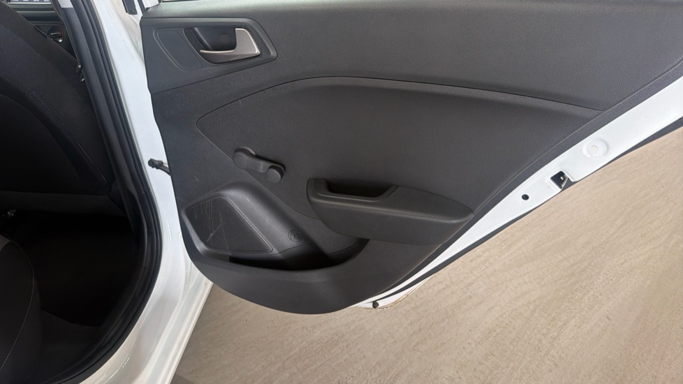Hyundai i20 1.2 MPi S Connect 5dr Petrol Hatchback - Image 18