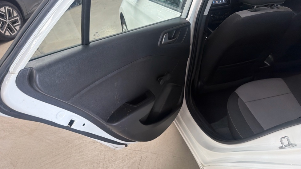 Hyundai i20 1.2 MPi S Connect 5dr Petrol Hatchback - Image 25