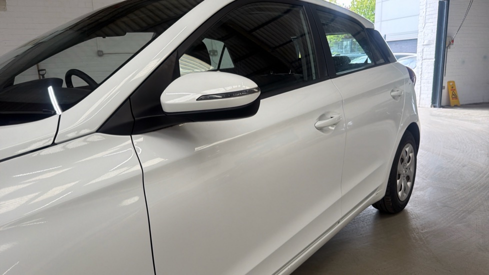 Hyundai i20 1.2 MPi S Connect 5dr Petrol Hatchback - Image 28