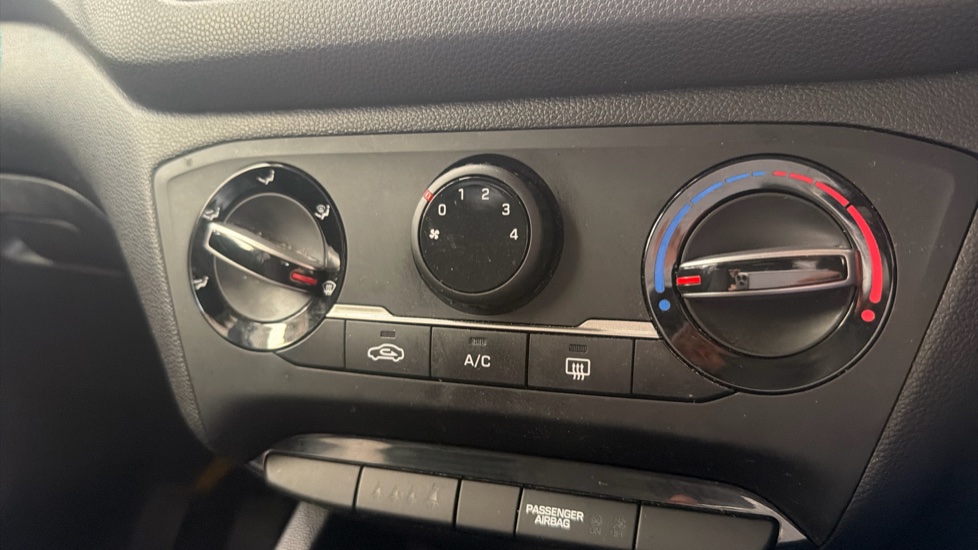 Hyundai i20 1.2 MPi S Connect 5dr Petrol Hatchback - Image 39