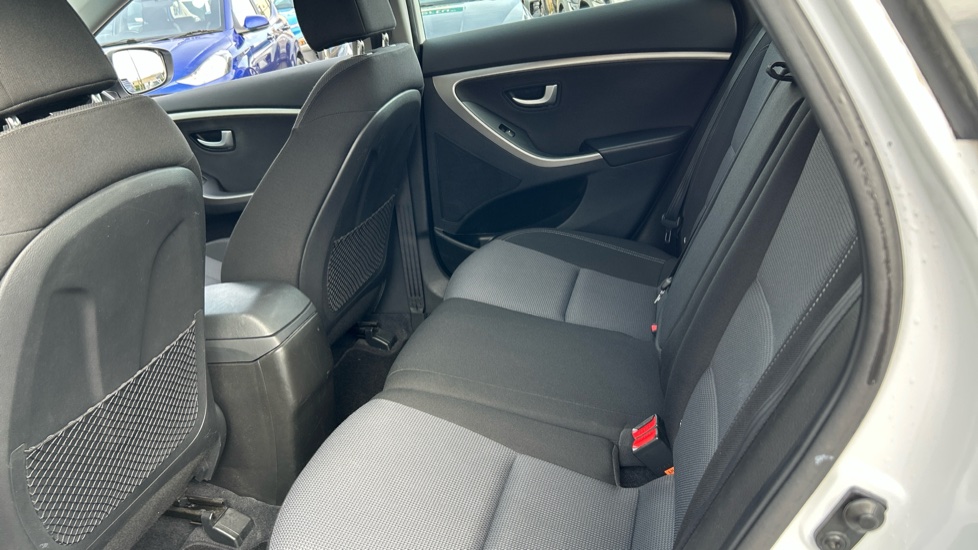 Hyundai i30 1.6 CRDi Blue Drive SE Nav 5dr Diesel Hatchback - Image 16