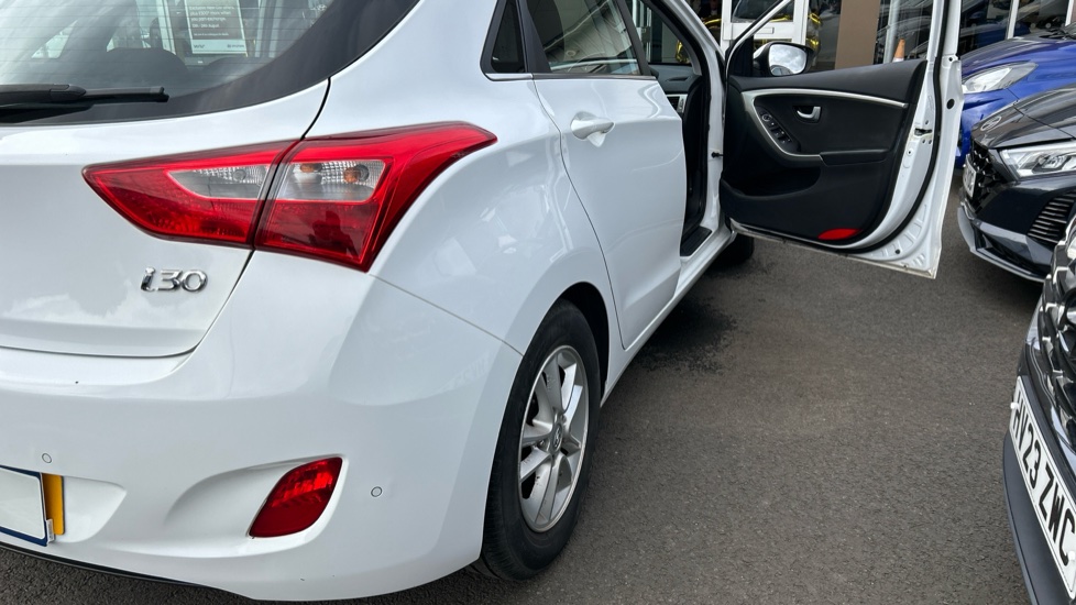 Hyundai i30 1.6 CRDi Blue Drive SE Nav 5dr Diesel Hatchback - Image 41