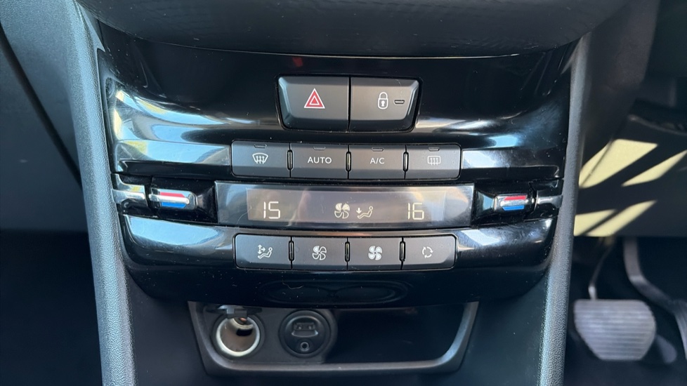 Peugeot 2008 1.6 e-HDi Allure 5dr EGC Diesel Estate - Image 31