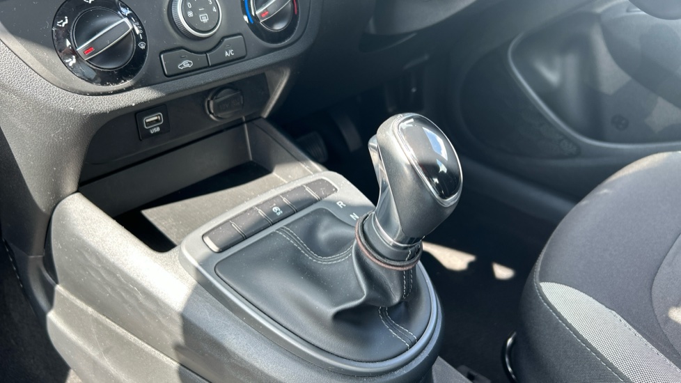 Hyundai i10 1.2 MPi SE Connect 5dr Auto Petrol Hatchback - Image 13