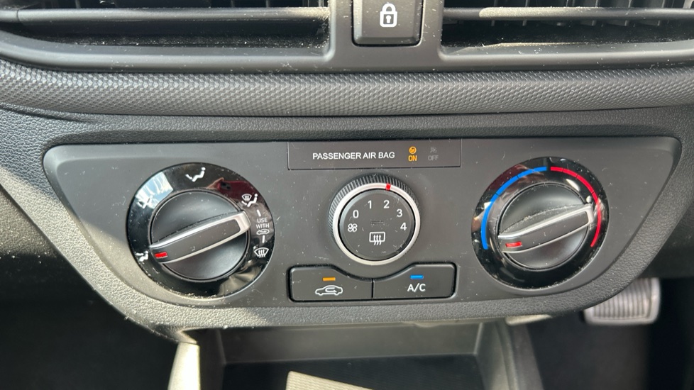 Hyundai i10 1.2 MPi SE Connect 5dr Auto Petrol Hatchback - Image 23