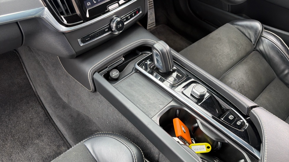 Volvo V90 2.0 B5P R DESIGN 5dr Auto Petrol Estate - Image 13