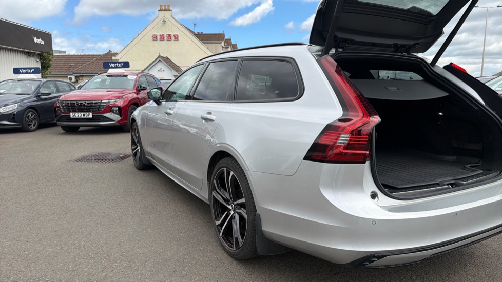 Volvo V90 2.0 B5P R DESIGN 5dr Auto Petrol Estate - Image 25