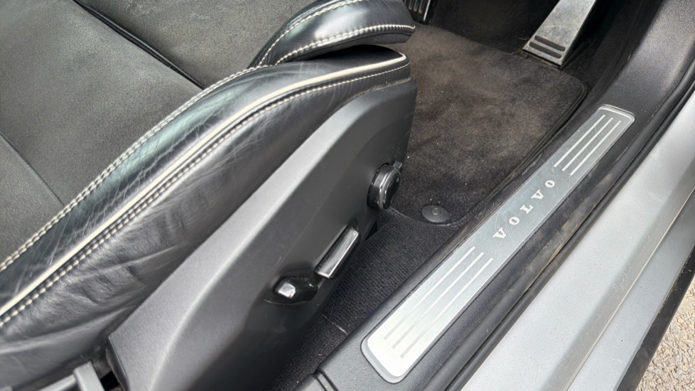 Volvo V90 2.0 B5P R DESIGN 5dr Auto Petrol Estate - Image 30