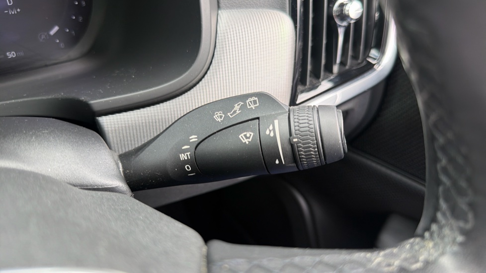 Volvo V90 2.0 B5P R DESIGN 5dr Auto Petrol Estate - Image 39