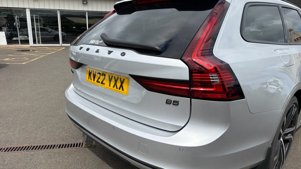 Volvo V90 2.0 B5P R DESIGN 5dr Auto Petrol Estate - Image 45