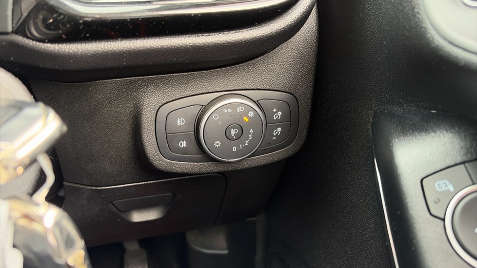 Ford Fiesta 1.1 Zetec 5dr Petrol Hatchback - Image 25