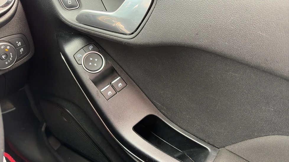 Ford Fiesta 1.1 Zetec 5dr Petrol Hatchback - Image 26