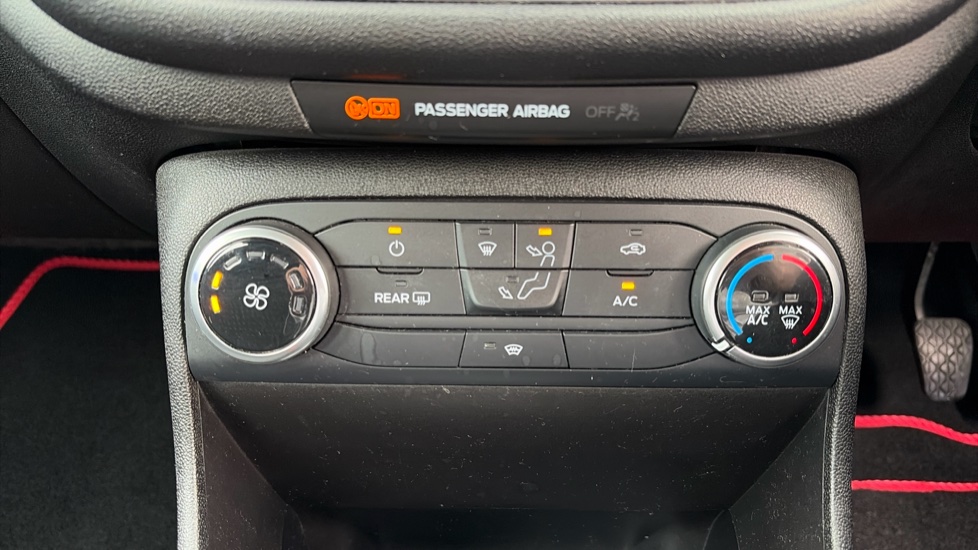 Ford Fiesta 1.1 Zetec 5dr Petrol Hatchback - Image 32