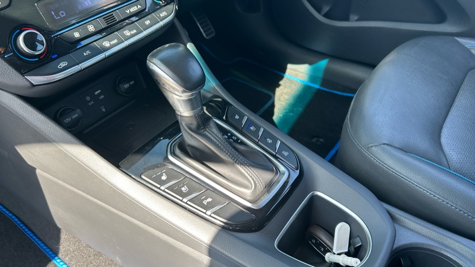 Hyundai IONIQ 1.6 GDi Plug-in Hybrid Premium SE 5dr DCT Hatchback - Image 13