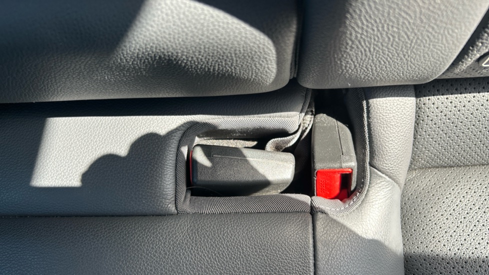 Hyundai IONIQ 1.6 GDi Plug-in Hybrid Premium SE 5dr DCT Hatchback - Image 17