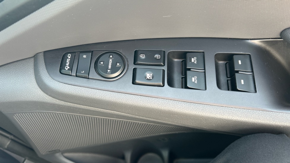 Hyundai IONIQ 1.6 GDi Plug-in Hybrid Premium SE 5dr DCT Hatchback - Image 35