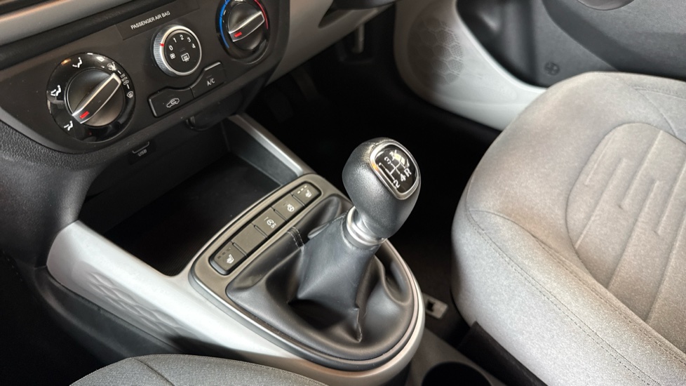 Hyundai i10 1.2 MPi Premium 5dr Petrol Hatchback - Image 13