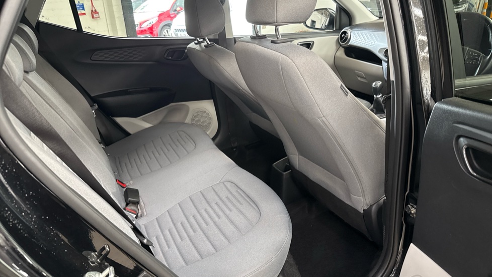 Hyundai i10 1.2 MPi Premium 5dr Petrol Hatchback - Image 16