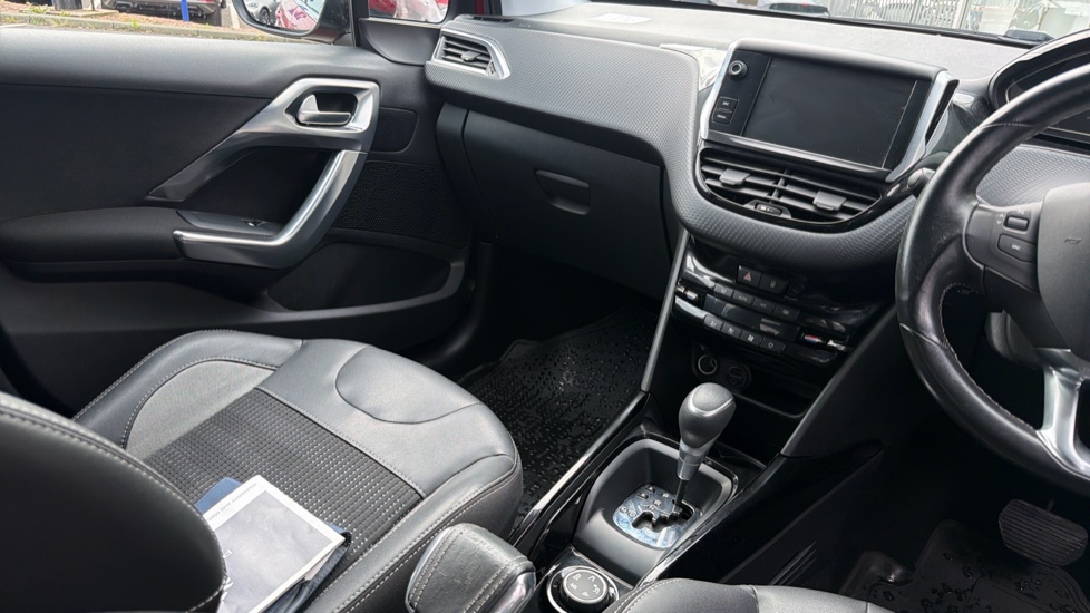 Peugeot 2008 1.2 PureTech 110 Allure 5dr EAT6 Petrol Estate - Image 14