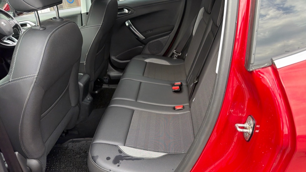 Peugeot 2008 1.2 PureTech 110 Allure 5dr EAT6 Petrol Estate - Image 16