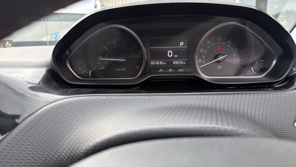 Peugeot 2008 1.2 PureTech 110 Allure 5dr EAT6 Petrol Estate - Image 18