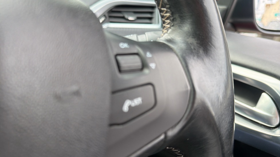 Peugeot 2008 1.2 PureTech 110 Allure 5dr EAT6 Petrol Estate - Image 29