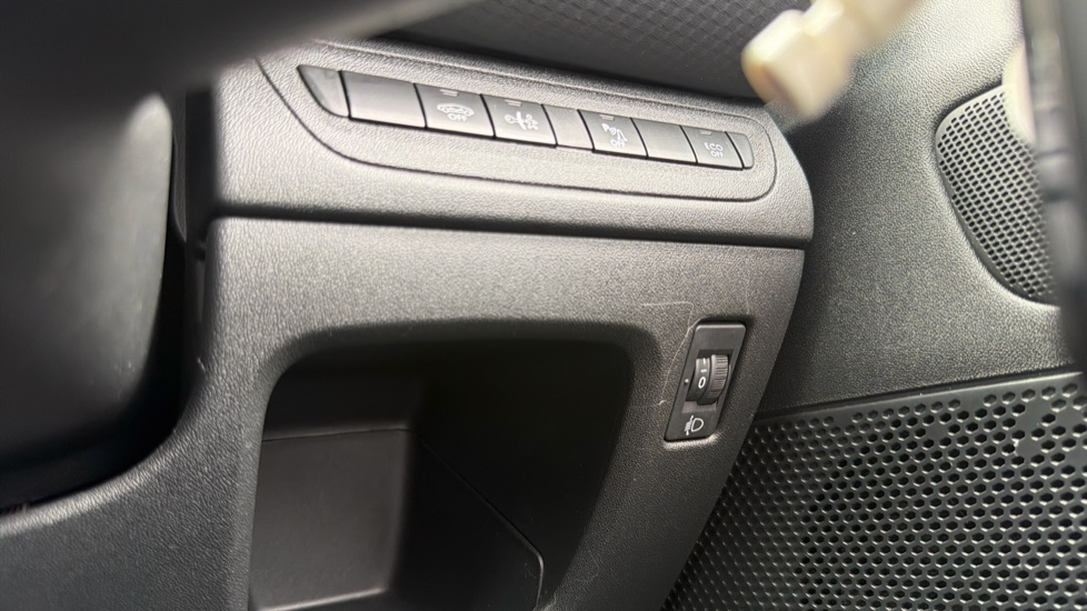 Peugeot 2008 1.2 PureTech 110 Allure 5dr EAT6 Petrol Estate - Image 32