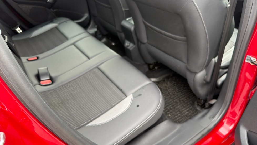 Peugeot 2008 1.2 PureTech 110 Allure 5dr EAT6 Petrol Estate - Image 37