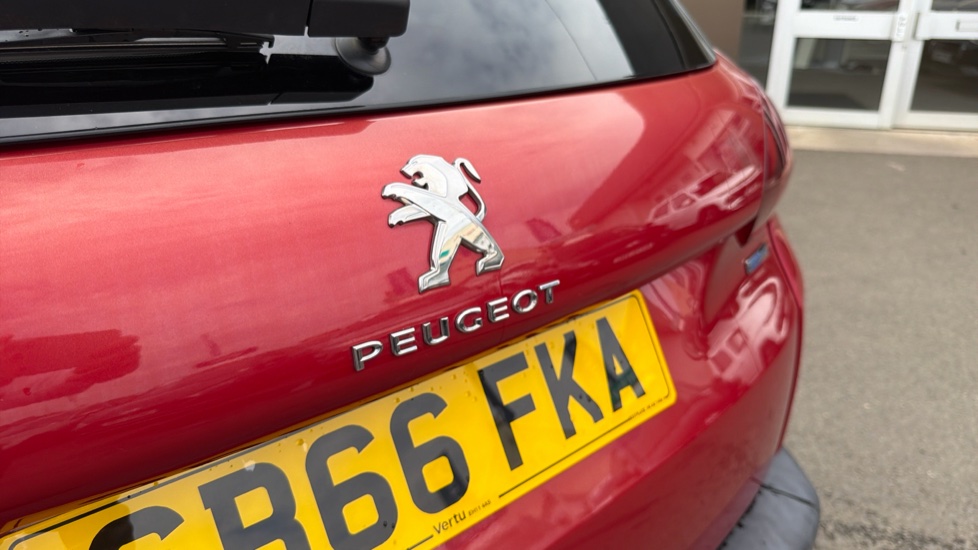 Peugeot 2008 1.2 PureTech 110 Allure 5dr EAT6 Petrol Estate - Image 44