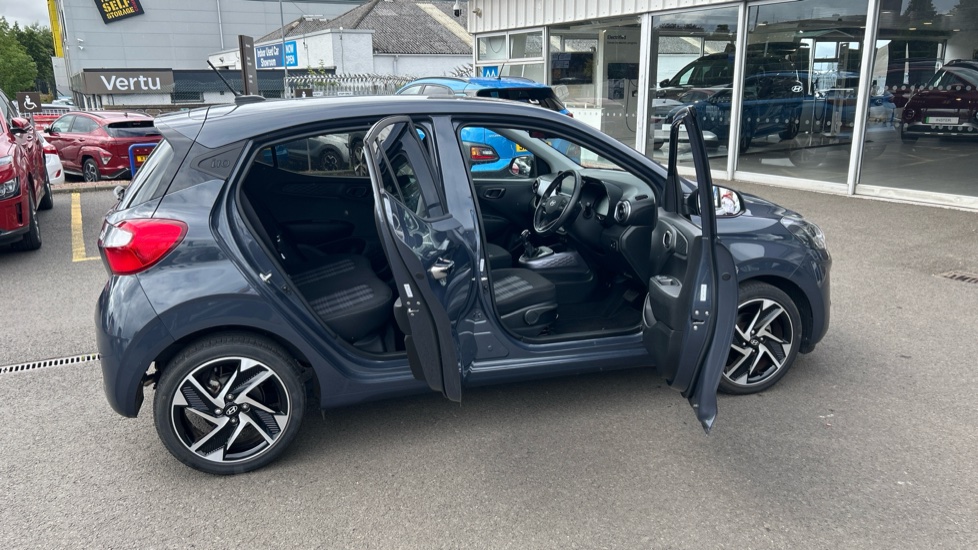 Hyundai i10 1.2 MPi Premium 5dr Auto Petrol Hatchback - Image 41