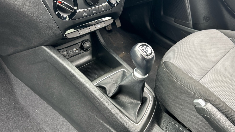 Hyundai i20 1.2 MPi Play 5dr Petrol Hatchback - Image 13