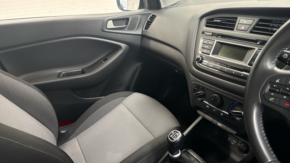 Hyundai i20 1.2 SE 5dr Petrol Hatchback - Image 14
