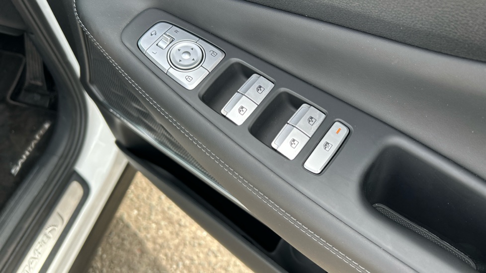 Hyundai SANTA FE 1.6 TGDi Hybrid Ultimate 5dr 4WD Auto Hybrid Estate - Image 21