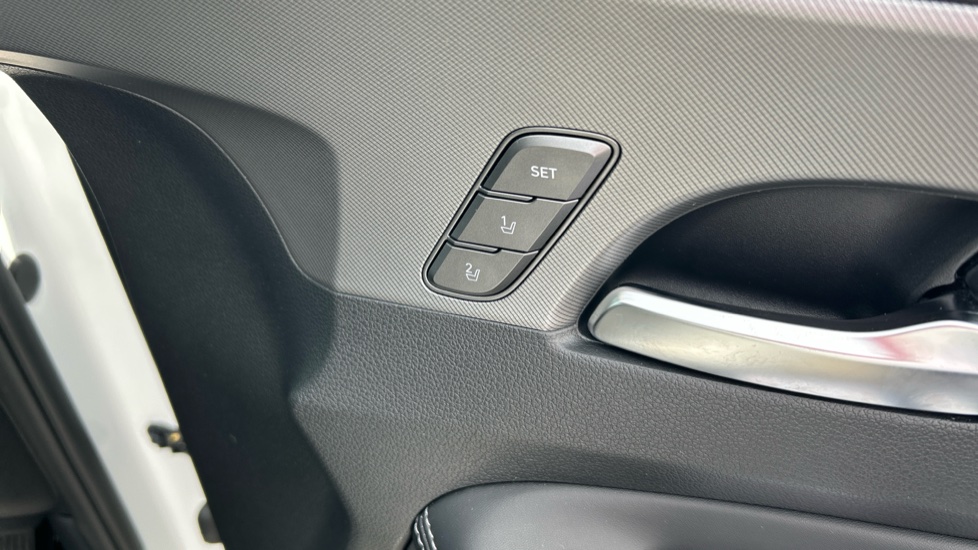 Hyundai SANTA FE 1.6 TGDi Hybrid Ultimate 5dr 4WD Auto Hybrid Estate - Image 22