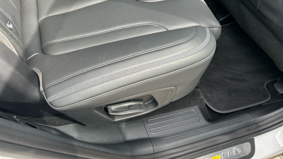 Hyundai SANTA FE 1.6 TGDi Hybrid Ultimate 5dr 4WD Auto Hybrid Estate - Image 37