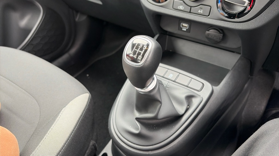 Hyundai i10 1.0 MPi SE Connect 5dr Petrol Hatchback - Image 13