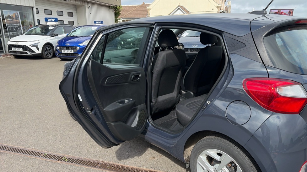 Hyundai i10 1.0 MPi SE Connect 5dr Petrol Hatchback - Image 34