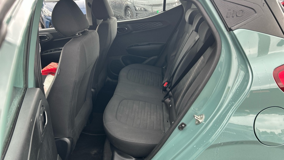 Hyundai i10 1.0 MPi SE Connect 5dr Petrol Hatchback - Image 16