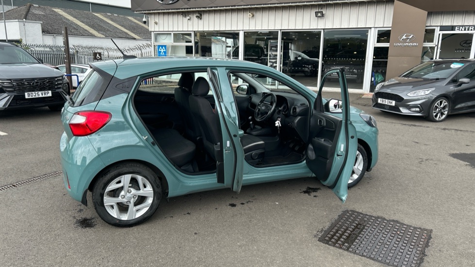 Hyundai i10 1.0 MPi SE Connect 5dr Petrol Hatchback - Image 37