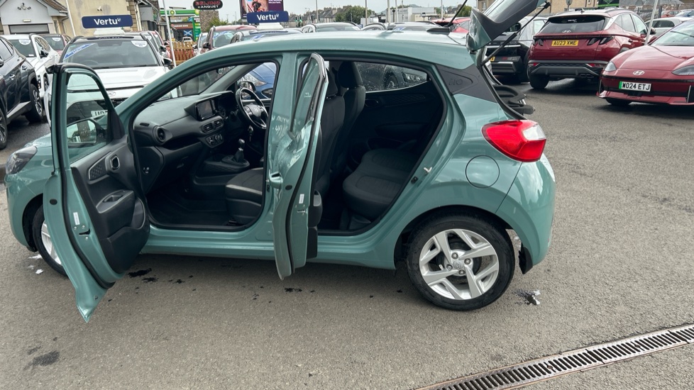 Hyundai i10 1.0 MPi SE Connect 5dr Petrol Hatchback - Image 41