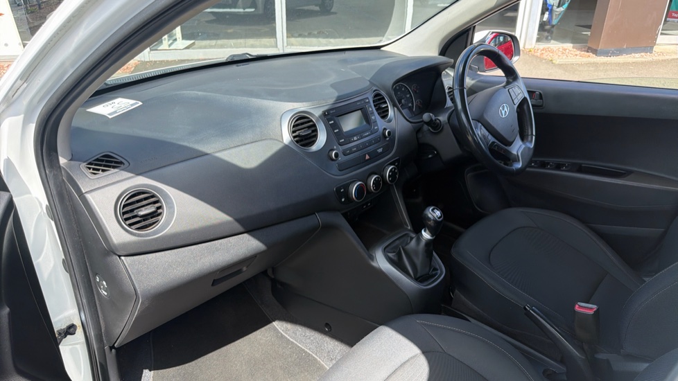 Hyundai i10 1.0 SE 5dr Petrol Hatchback - Image 9