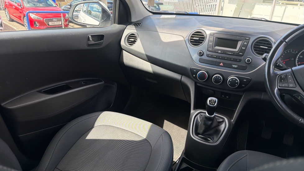 Hyundai i10 1.0 SE 5dr Petrol Hatchback - Image 14