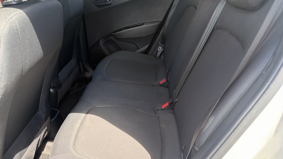 Hyundai i10 1.0 SE 5dr Petrol Hatchback - Image 16