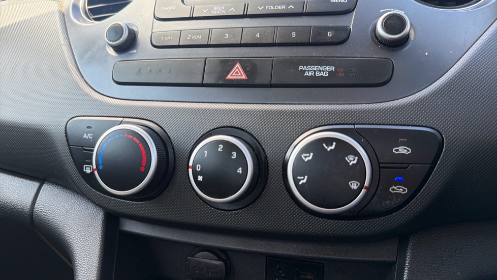 Hyundai i10 1.0 SE 5dr Petrol Hatchback - Image 26