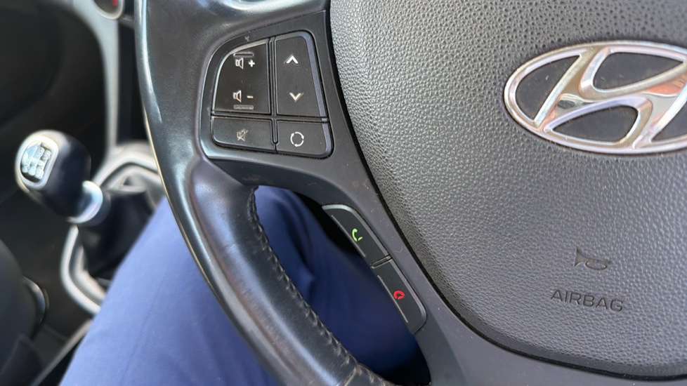 Hyundai i10 1.0 SE 5dr Petrol Hatchback - Image 27