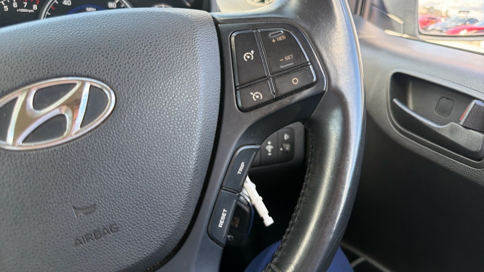 Hyundai i10 1.0 SE 5dr Petrol Hatchback - Image 29